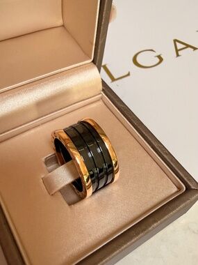 B.zero1 four-band ring in 18 kt rose gold with black ceramic spiral - Bvulgari